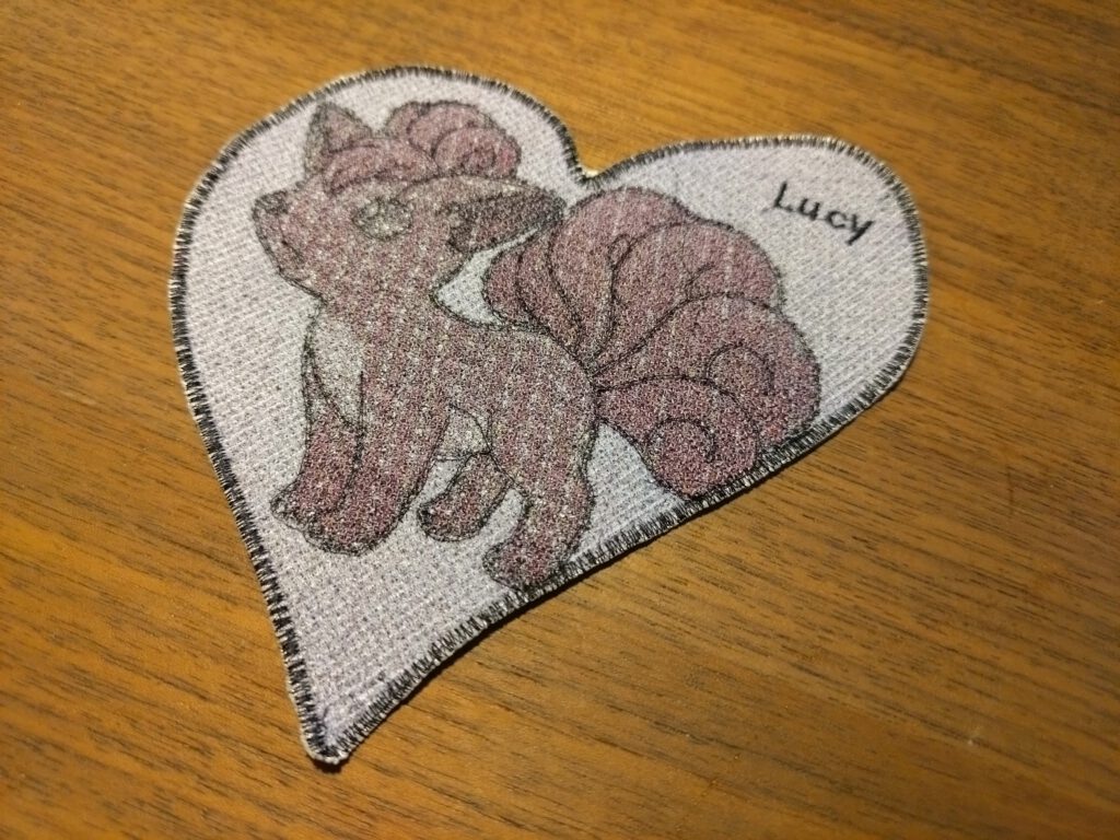 Fertiger herzförmiger Stickpatch Vulpix in Rosa-Orange mit Schriftzug