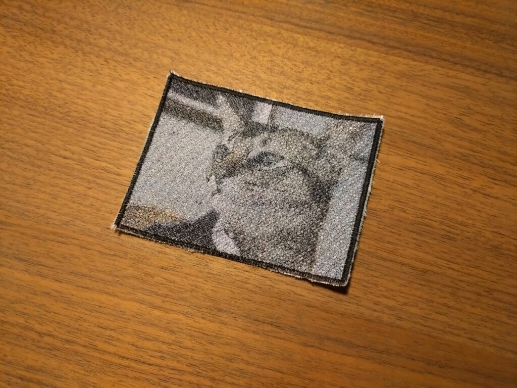 Fertige Stickerei der Katze im Anzug als realistisches Porträt