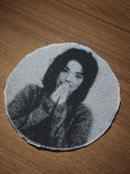Björk Debut Albumcover als fotorealistischer, runder Fadenkunst-Patch, 14 cm