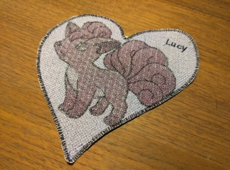 Vulpix Pokémon Stick-Patch in Orangerot mit Herzform und Schriftzug, 12x12 cm